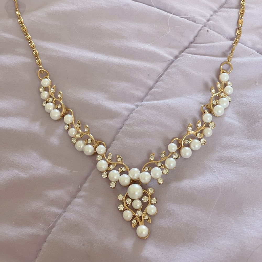 Rhinestone and imitation pearl necklace
